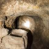 Attorno all'ipogeo ci sono diversi corridoi, tutti da percorrere facendo attenzione a non battere la testa sul basso soffitto: li scandagliamo osservando alcune vasche in pietra, dove in origine venivano conservati al fresco i prodotti agricoli raccolti nei dintorni